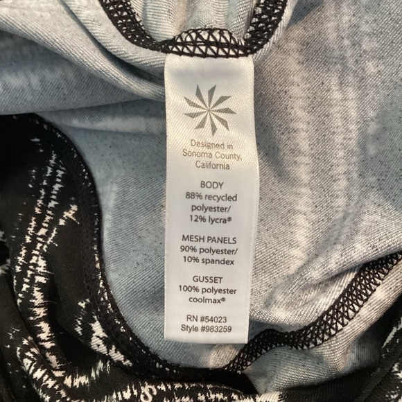 Athleta ZigZag Relay Capri Leggings Size S Black Print - Picture 7 of 7